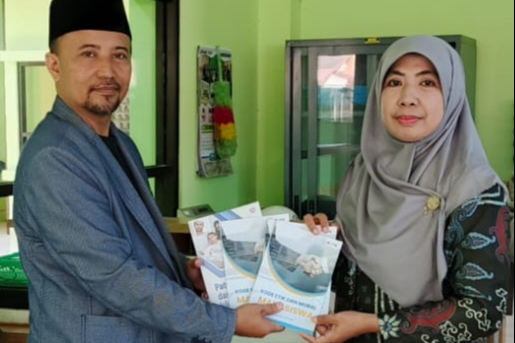 Perpustakaan IAIN Madura Terima Kunjungan dan Hibah Buku dari Dosen Ibu Halimatus Sa'diyah